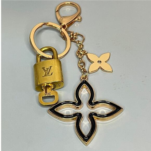 Louis Vuitton Lock and Key Set #304 with a Flower Keychain - Picture 2 of 5